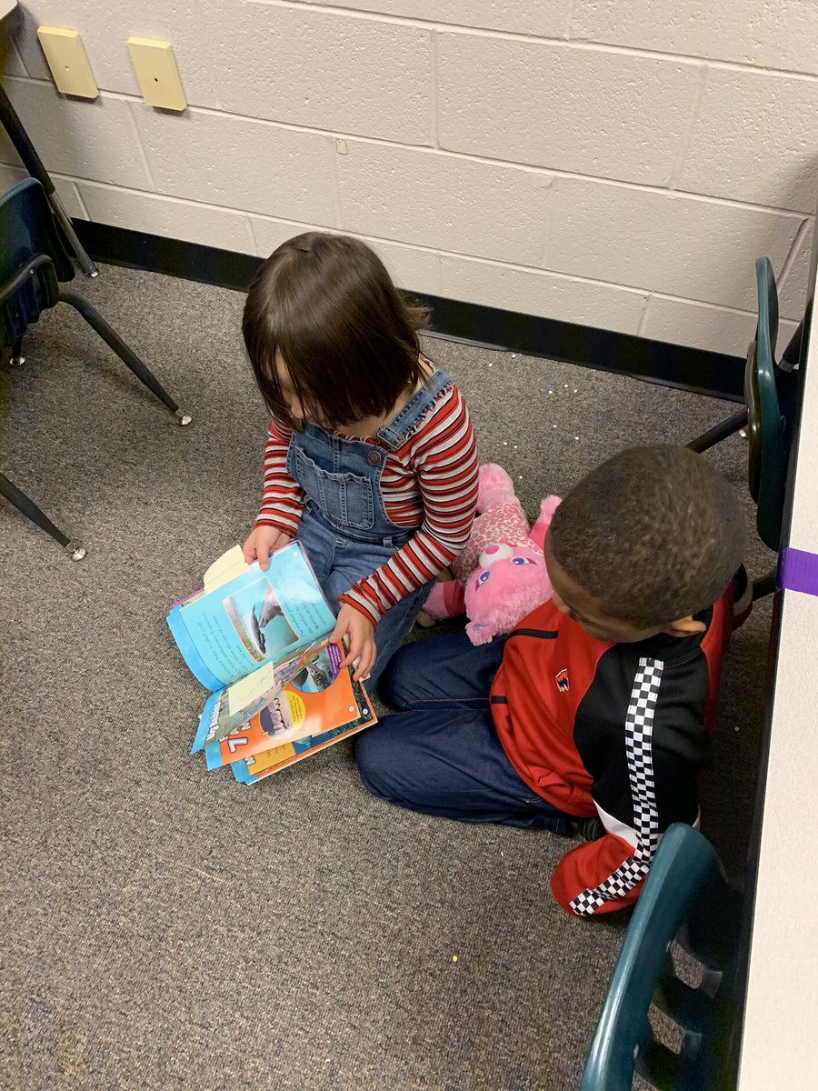 lizbooks99's tweet photo. Teaching the kindergartners today. @LoriWebber9 #happiestschoolincobb #mccallstem @McCallPrincipal https://t.co/kBGuXLTZB9