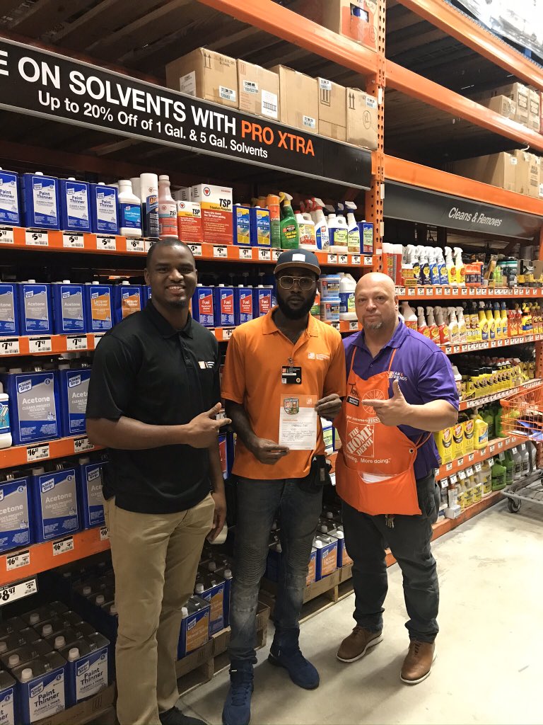 Derryn6306MS's tweet photo. Recognizing our associates and showing our appreciation. ASM Tony Manso rewards Stephan, Packdown associate from store 6306, a Homer badge for his hard work and dedication. Great Job! https://t.co/w6kj0KrG9S