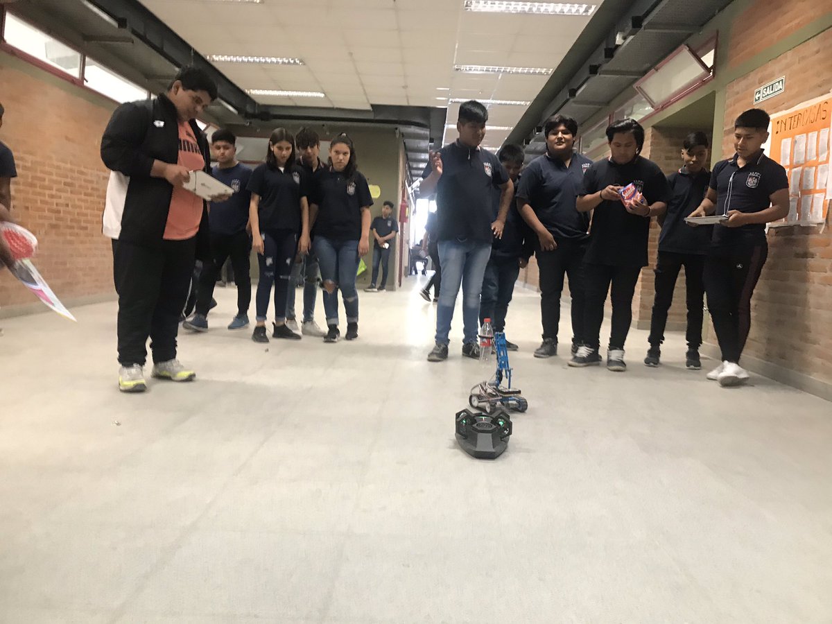 MarcePcx's tweet photo. Muestra anual #EEM1DE21, incorporando la  #educaciondigital en enseñanza, para transformar la educación de nuestros jóvenes 😀💪#roboticaeducativa #gamificación #intecmediasf #edciencias #tecnologiaeducativa https://t.co/xwazGlHO0N