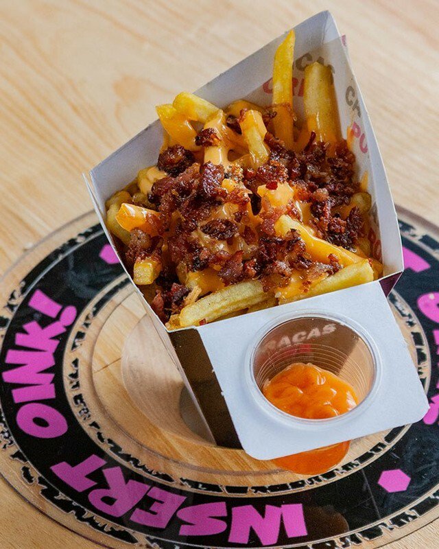 caracasreflex's tweet photo. "Insert Oink!" no falla un Viernes con un cono de papas fritas así @caracaspork https://t.co/PidWtt5PCt https://t.co/gQYM6xEHu8