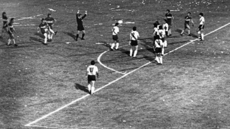 Y más de 40 años después, apareció el registro fílmico del histórico gol del Chapa Suñé a River.
De goles fantasma y registros imperdibles hablan @DiganmeRingo, @alejwall y @Andres_Burgo en #EraPorAbajo, en @Laoncediez.