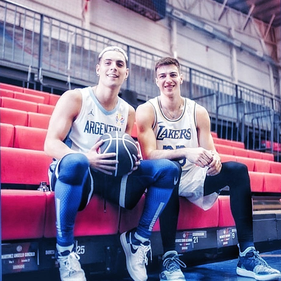 colassif's tweet image. Ahora sí me cierra todo. @maximo_f con la de los Lakers y el 1 @Martinpdisalvo con la casaca subcampeona del mundo de Maximo.
La #CoscuArmy y el #FjellerupTeam se entienden a la perfección. Quiero el video right now