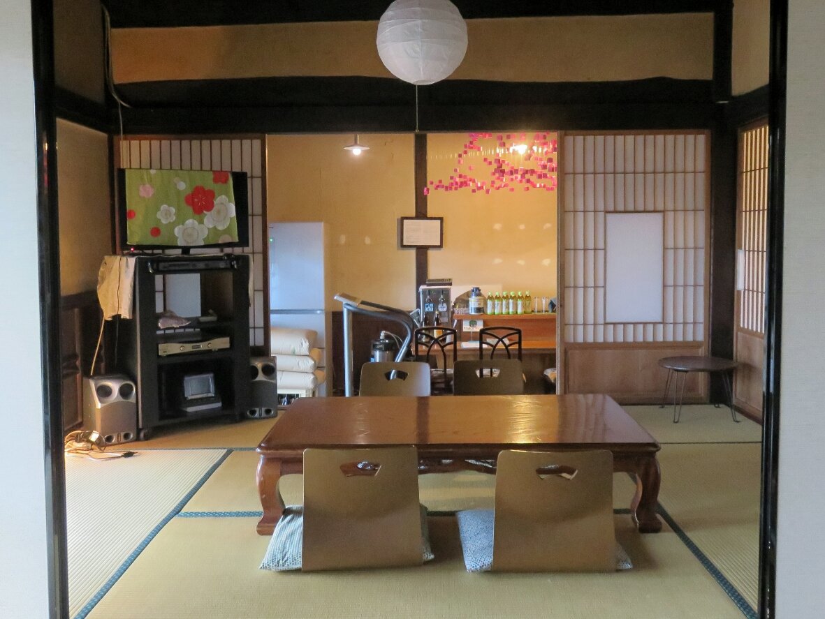 Starry sky + restful sleep in a valley at warm 200 y.o.  #GuestHouse Saraya on tatami mats (beds OK too)  Waking up: birds singing, frosty fields  Modern toilets, OK with cane not wheelchair, kids would love, basic English   #Kamiyama  #JapanTravelKamiyama  #TokushimaPrefecture