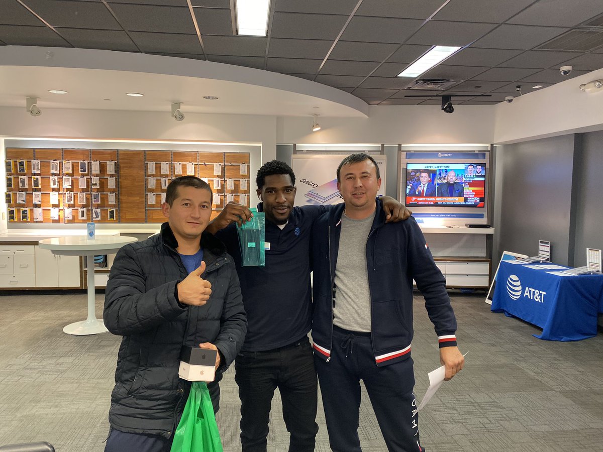 Calvin with the Green Bags!!! <a href="/TonyGPortables/">TONY GOMEZ At&t Portables</a> <a href="/JakeAraghi/">Jake Araghi</a> @attportablesel1 @ATTPortablesEVD <a href="/Lasette1230/">Lasette</a>