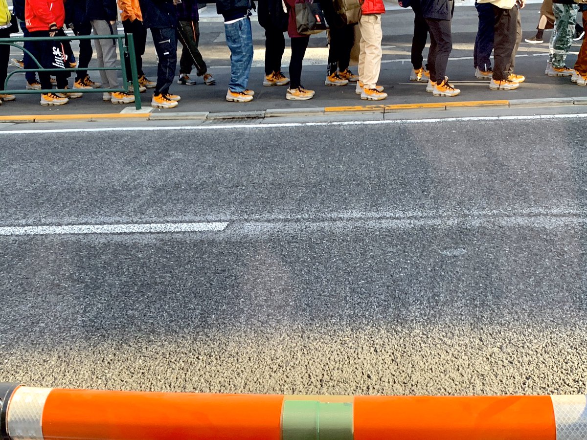 mak0tter's tweet photo. 同じ靴履いた人たちの行列。
なんでこれみんな同じ靴履いてるんですか？？
可愛かった☺️ https://t.co/e8NITMDbJx