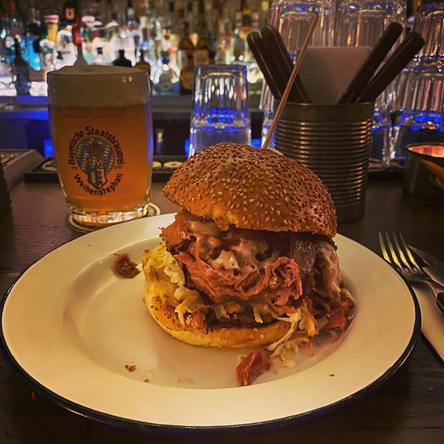 Pulled pork Burger  with garlic fries
.
.
Try this Burger....really 
Oh, the fries also 😉
.
.
#burger #pulledporkburger #pulledpork #fries #pommes #garlic #beer #bier #hamburg #foodporn #foodlover #instafood #lovemylife #tasty #delicious #happy #food… ift.tt/32PuIAg