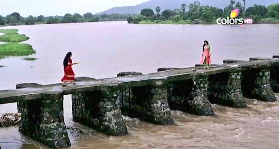 HellyTurkey's tweet photo. Nerdeydin? Önemli değil iyi yaptın... Bu doğru Ragini! Ben bu evliliği kabul ettim bunu sen söylemiştin bana Ragini.
#BıçakSırtı #Swaragini #Swara #Ragini #HellyShah #Helly #TejasswiPrakash #Tejasswi #parineetaborthakur #parinee #Sharmishta #AlkaKaushhal #Alka #Parvati #ColorsTV https://t.co/GQ0g6EDCbi