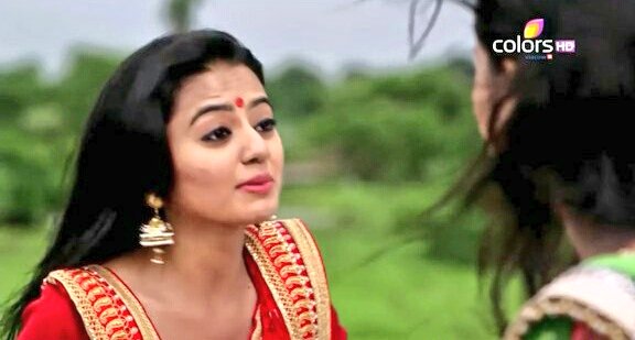 HellyTurkey's tweet photo. Nerdeydin? Önemli değil iyi yaptın... Bu doğru Ragini! Ben bu evliliği kabul ettim bunu sen söylemiştin bana Ragini.
#BıçakSırtı #Swaragini #Swara #Ragini #HellyShah #Helly #TejasswiPrakash #Tejasswi #parineetaborthakur #parinee #Sharmishta #AlkaKaushhal #Alka #Parvati #ColorsTV https://t.co/GQ0g6EDCbi
