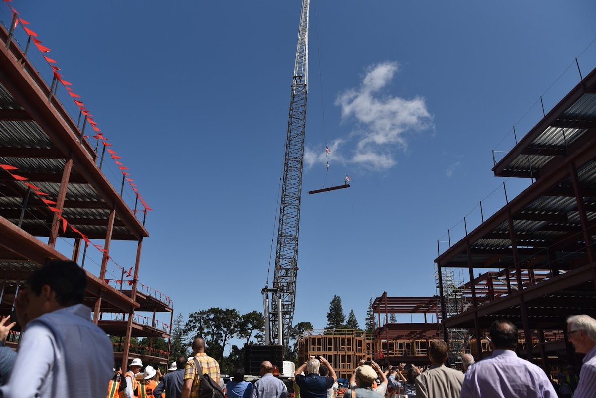 station1300mp's tweet photo. Exciting to place the final steel beam at Station 1300!

#station1300
#station1300mp #newdevelopment #newdevelopments #realestate #forlease #office #retail #officespace #downtownoffice #commercialrealestate #shopping #newbuilding #leasing #cbre #menlopark #caltrain https://t.co/ZXXfNuMN44