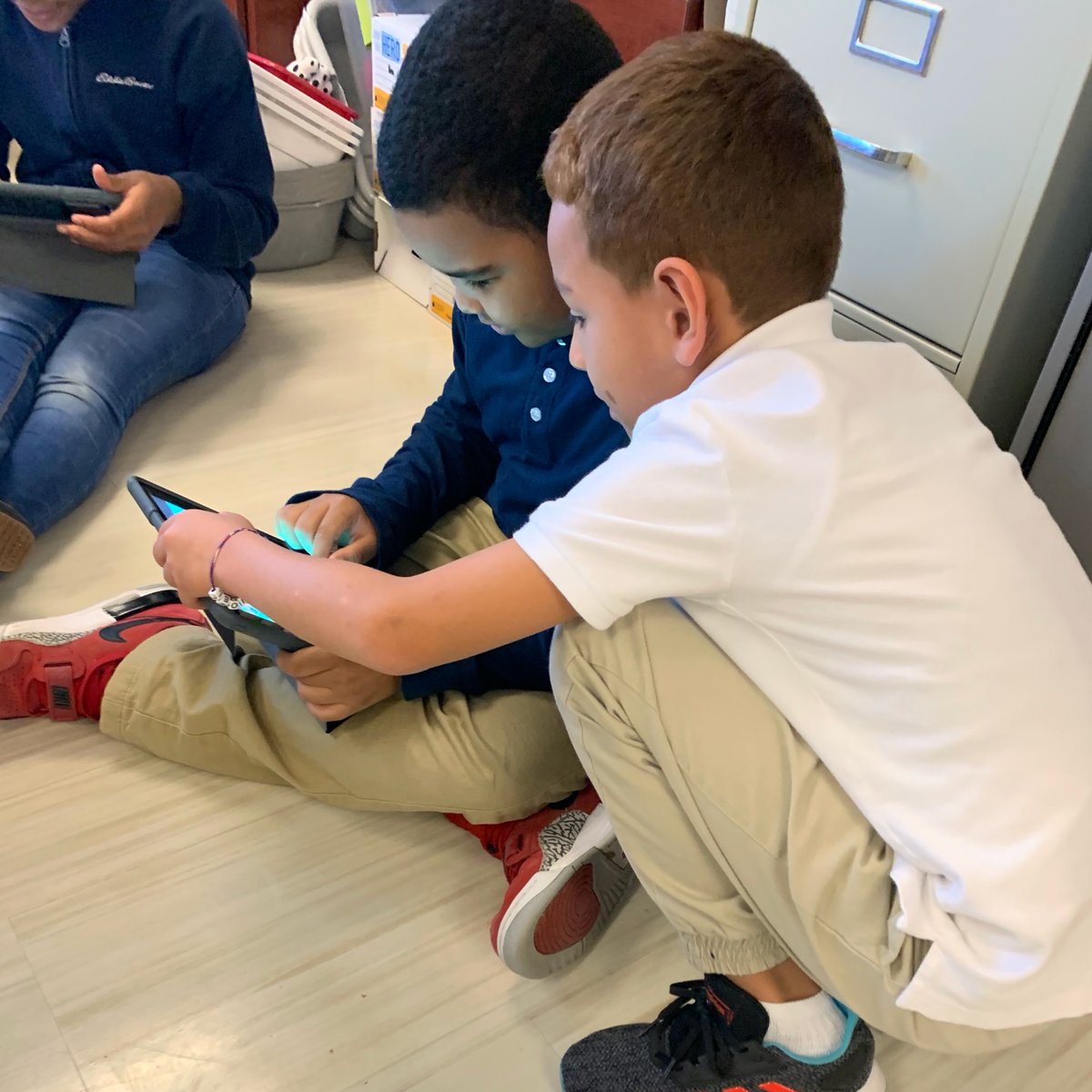 wemlet's tweet image. Ms. Louderback's class spent the afternoon problem solving, collaborating and persevering through complex tasks! Computational Thinking Galore! #EveryoneCanCode #HourOfCode #Dashrobots #SDOLTECH