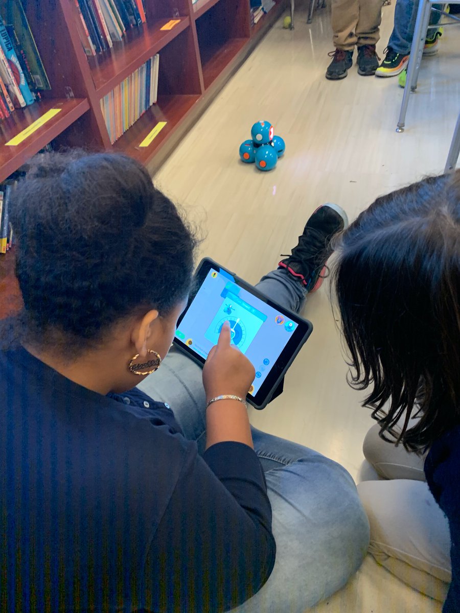 wemlet's tweet image. Ms. Louderback's class spent the afternoon problem solving, collaborating and persevering through complex tasks! Computational Thinking Galore! #EveryoneCanCode #HourOfCode #Dashrobots #SDOLTECH