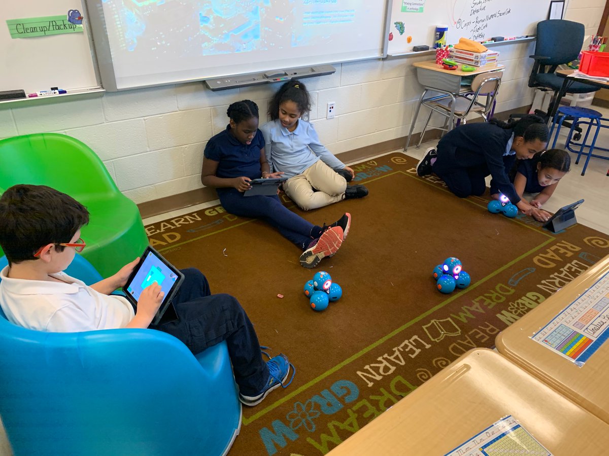 wemlet's tweet image. Ms. Louderback's class spent the afternoon problem solving, collaborating and persevering through complex tasks! Computational Thinking Galore! #EveryoneCanCode #HourOfCode #Dashrobots #SDOLTECH