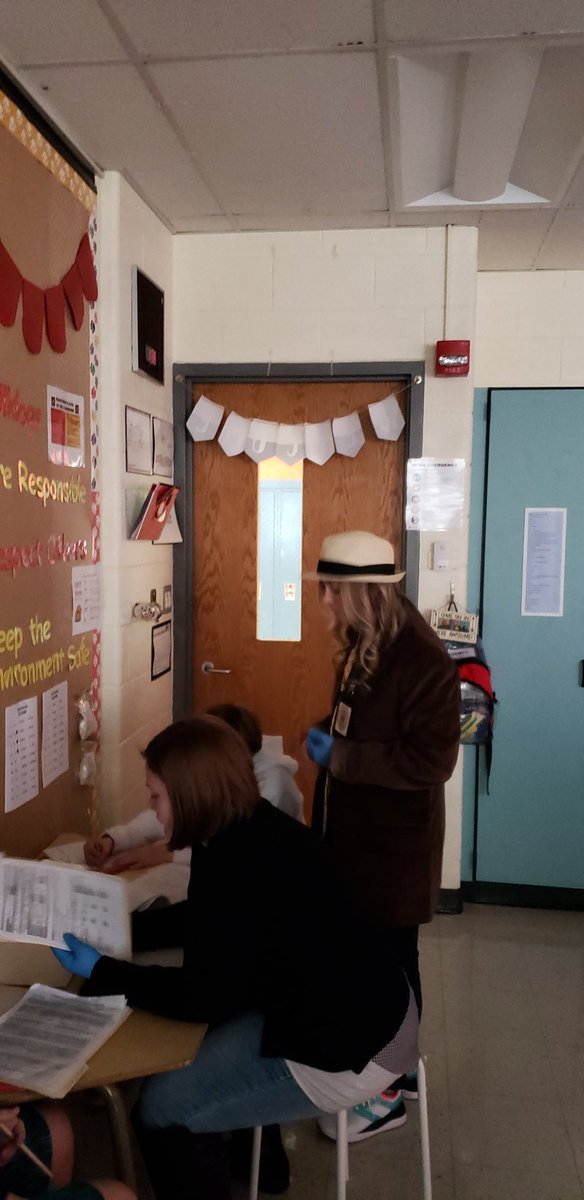 HixJen's tweet image. RMS 7th grade ELA Junior Detectives are making connections and inferences while looking at evidence gathered in The Outsiders crime scene.  #thatsrotolo @wolftastic28