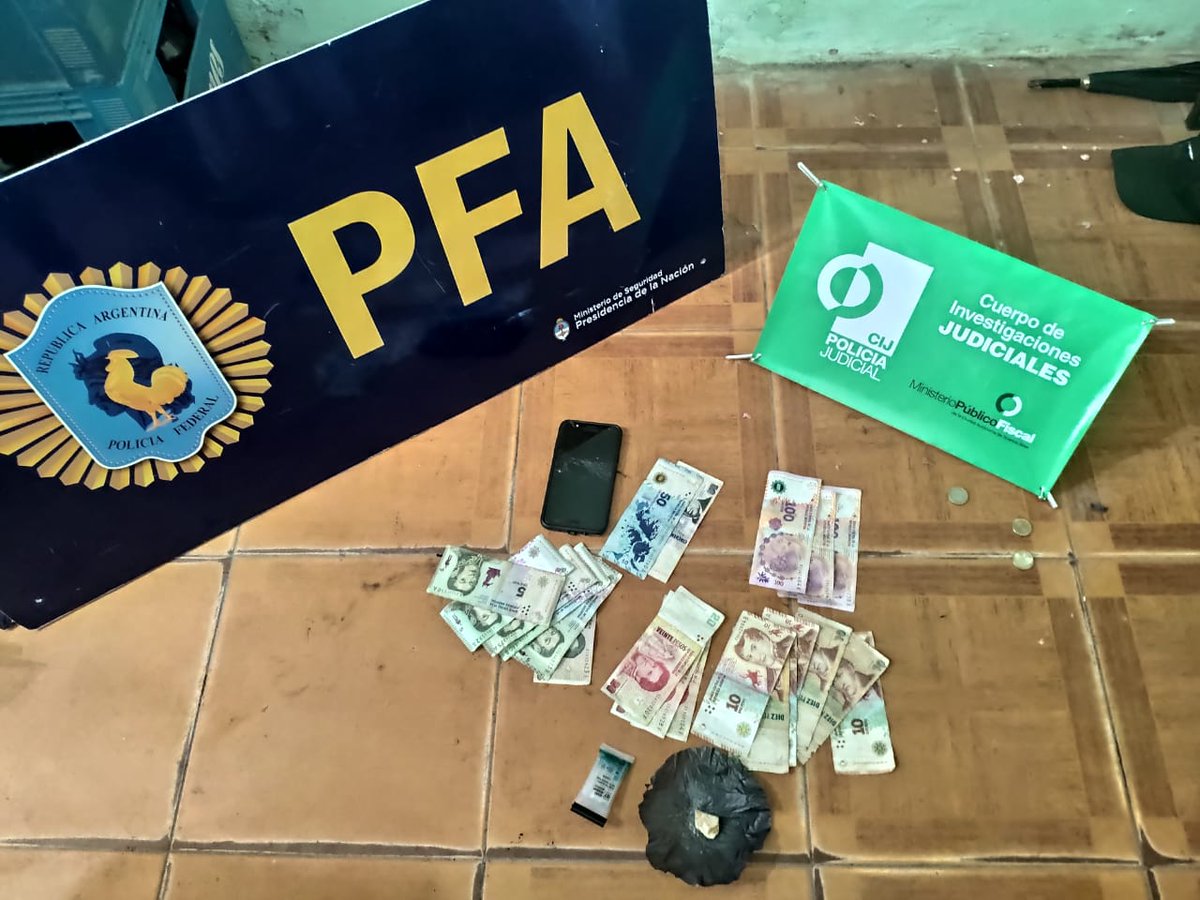 MPFCABA's tweet photo. 📣 #Importante @MPFCABA  contra el #Narcomenudeo 👈 La #fiscal Massaglia, imputó a los detenidos por comercialización de estupefacientes. El #MPFCABA renueva el compromiso asumido por el Fisc. Gral. @jbmahiques en la lucha contra el flagelo de las drogas. https://t.co/nxO7YNEBtL https://t.co/eE3s0ysKEz