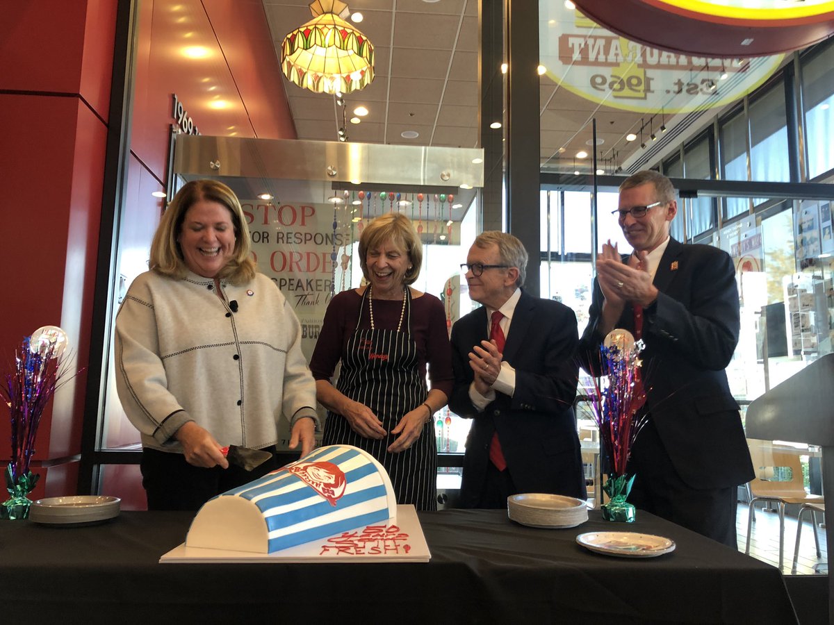 KristineVarkony's tweet photo. Birthday cake frosty birthday cake cut 🍦🍰 @Wendys https://t.co/gCZB9t7Aqh