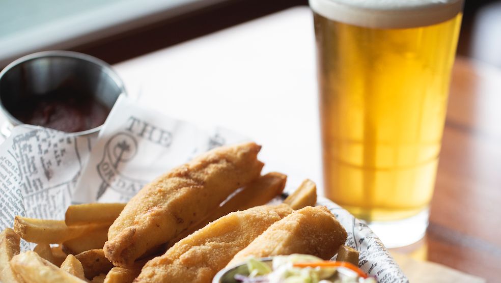 IvarsClam's tweet photo. Sometimes all you need is a basket of fish 'n chips and a cold beer to go with it.
#Seattle #Ivars #SeattleSeafood #SeattleDining #WaterfrontDining https://t.co/5ZshhtPnDc