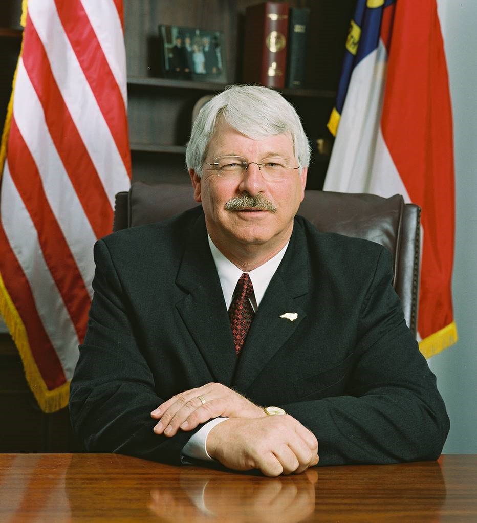 NCgoldenLEAF's tweet photo. In this edition of Golden LEAF News:
- All In NC with @TLordNC
- @NCFoodInnovLab ribbon cutting with @ncLEAFchief 
- Q&amp;A on @NCAgriculture with Agriculture Commissioner Steve Troxler
- Golden LEAF Scholarship Alumnus Jonathan Mills
Check it out https://t.co/QCjSjUSKaV
#GLF20th https://t.co/uxQ13Gi1w3