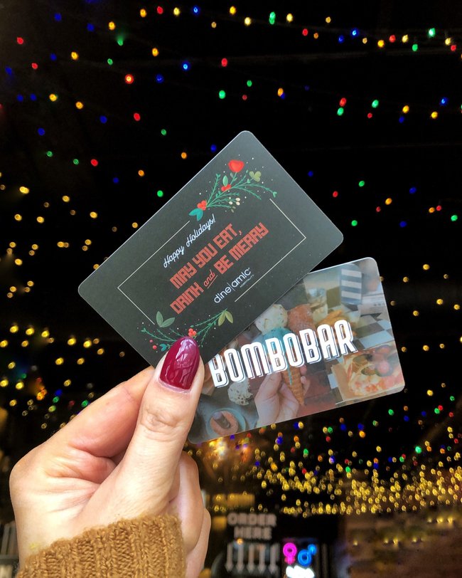 BomboBar's tweet image. The SWEETEST GIFT you can give this holiday season is a BomboBar Gift Card! Available for purchase on our website or at any Bombo location. 🍩🎁🍦 #ShowUsYourBombos #GiftCards #Holiday #GiftGuide #HolidayGifts #BomboBar 
bit.ly/DineamicGiftCa…