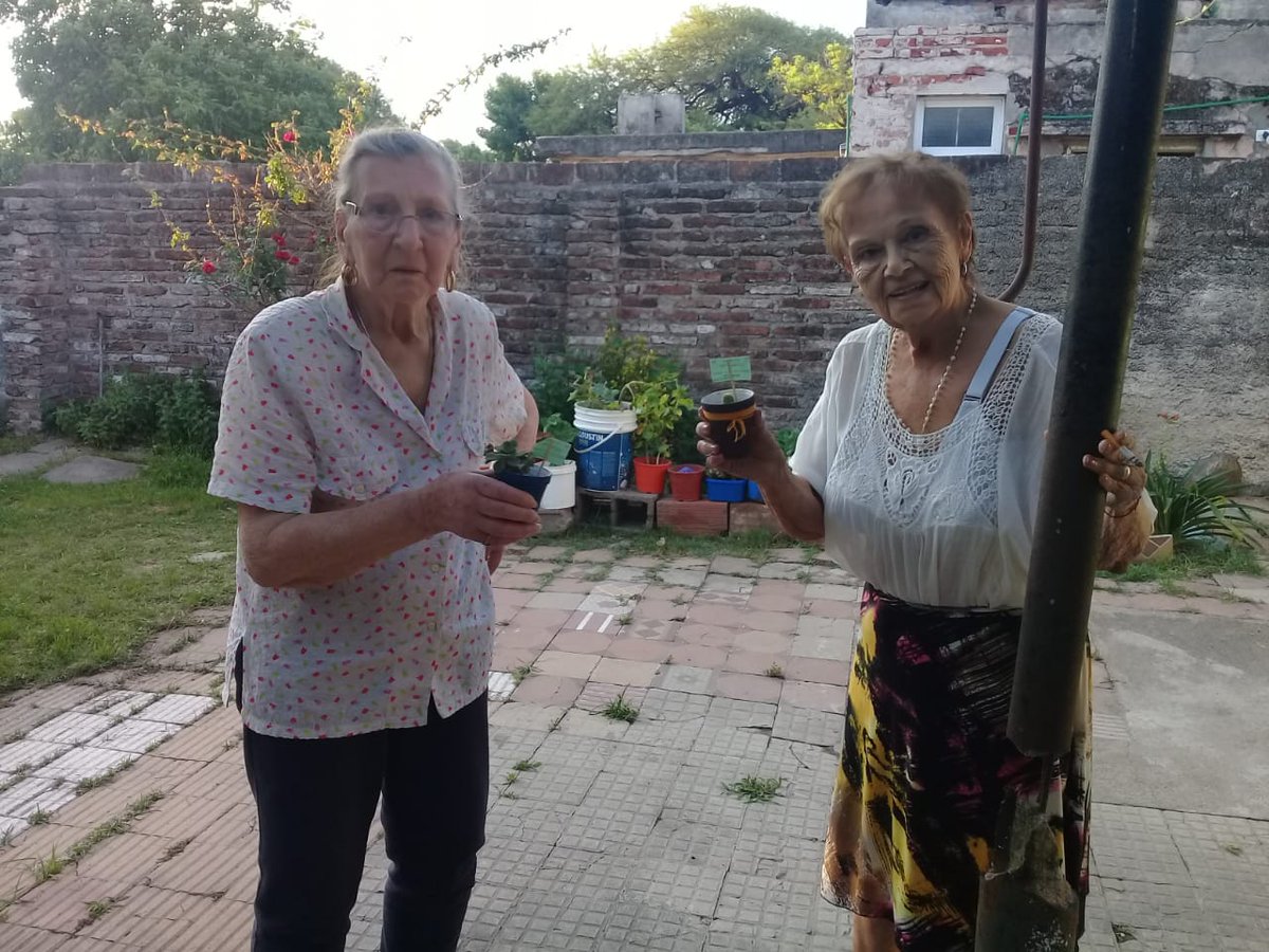 CjscoCospOliva's tweet photo. Por el dia de la madre recorrimos geriátricos de nuestra ciudad dejando un pequeño presente a las mamis! https://t.co/QVB3GNrMVB