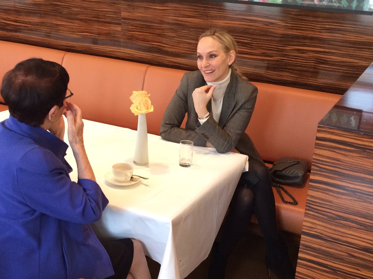 AnjaSchlenk's tweet photo. Können wir es Karriere „low level“ nennen, wenn Frauen flexibel Chancen ergreifen, ohne strategische Karriereplanung? Spannende Frage von Anne Meyer-Minnemann von @grunerundjahr beim Round Table #10JahreExecTWomen https://t.co/TFKuEduBFE