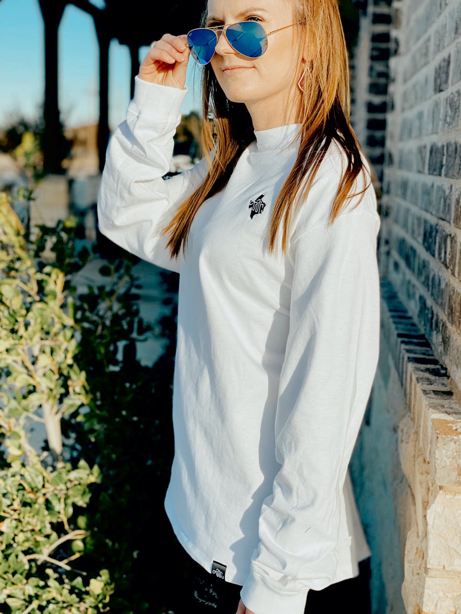 texasmade_co's tweet photo. Blinded by the white! Check out these white TMC long sleeves on our website! https://t.co/kyCTtwif3b #FridayFeeling #FridayVibes #Texas #lubbock #FursuitFriday #friyay #TexasGirl #lbk #TexasTech #AMARILLO #DallasCowboys #DallasTX #shopsmall #shoplocal #support https://t.co/cHWBl6bkpW