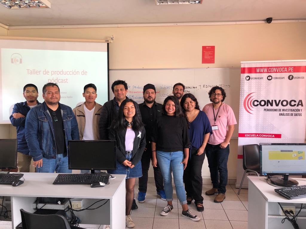 ConvocaPe's tweet photo. 🎧Hoy iniciamos el taller de producción de #pódcast de la @EscuelaConvoca y que es dictado por la directora de @ConvocaRadio, Karla Velezmoro. Los alumnos aprenderán las técnicas y herramientas para realizar sus propios podcast. Explora nuestros contenidos https://t.co/C38vNrTkTe https://t.co/D6DWbqjY3W