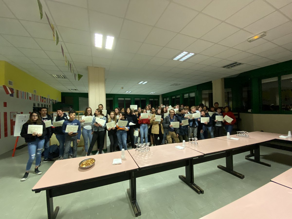 j_rostand03's tweet photo. Remise des diplômes du DNB 2019
Félicitations aux lauréats #plaisir de se retrouver élèves parents et personnels du collège https://t.co/Y6OoyL4Ji2