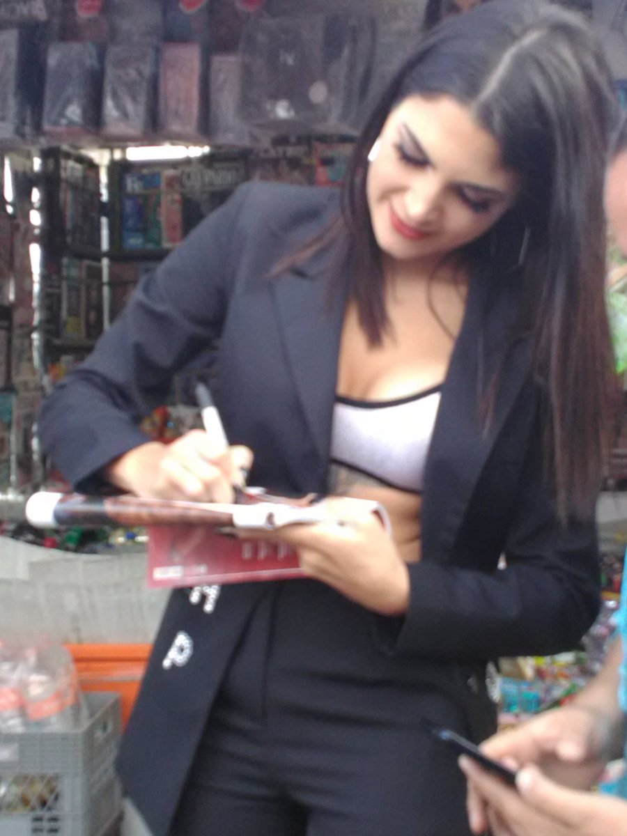 A_Ayala106's tweet photo. 13/11/19 @cristyleiro recorrió la CdMx en compañía de @jenisummersLLC para autografiar los interiores de la @PlayboyMX de la edicion de este mes y tomarse la foto con sus fans. Reconoció el trabajo que realizan los voceadores para estar informando al 'pueblo de México'. #México https://t.co/sICi9c3wSQ