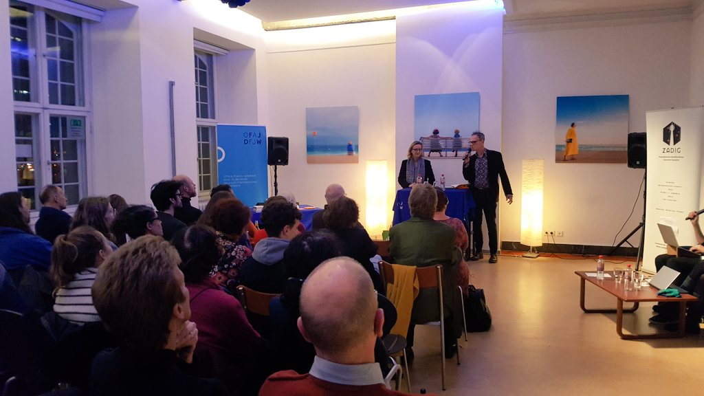 StephScha's tweet photo. @cdemazieres,auteure 🇫🇷🇩🇪 "Trois jours à #Berlin",raconte avec bcp d'empathie ce moment historique de la #ChuteDuMur à travers une 15e de narrateurs diffèrents."C'est 1 événement qui m'a fasciné.Un moment fraternel,c'est rare."
#travaildememoire 
@CafeBerlinParis &amp;librairie Zadig https://t.co/URdGgutUid