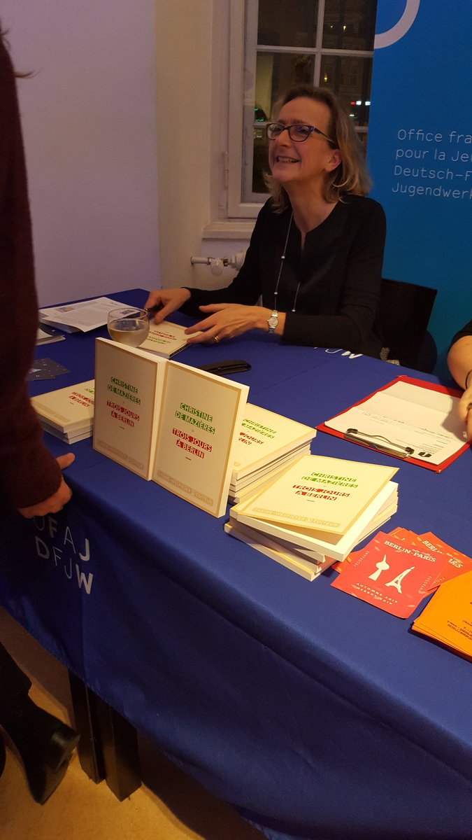 StephScha's tweet photo. @cdemazieres,auteure 🇫🇷🇩🇪 "Trois jours à #Berlin",raconte avec bcp d'empathie ce moment historique de la #ChuteDuMur à travers une 15e de narrateurs diffèrents."C'est 1 événement qui m'a fasciné.Un moment fraternel,c'est rare."
#travaildememoire 
@CafeBerlinParis &amp;librairie Zadig https://t.co/URdGgutUid