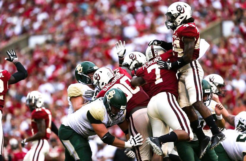 OU_2020's tweet image. Sooners, football, Bears... oh my! Support your Sooners tomorrow when they take on the undefeated Baylor Bears in Waco. Let’s finish out the season strong! ⭕️🙌🏈
pc: @OUDaily
