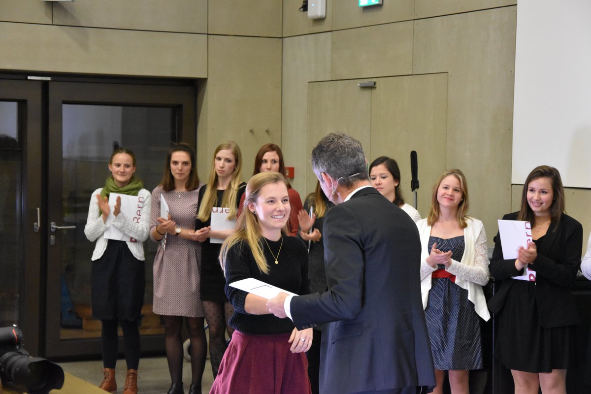 Nebthun's tweet photo. 151 Diplome wurden an den 2 #Diplomfeiern des Instituts Vorschulstufe und Primarstufe der #PHBern übergeben. Kim Niederer, die heute auch ihr Lehrdiplom erhielt, setzte sich in ihrer Rede ebenso kritisch wie wohlwollend mit dem Studium auseinander und erntete dafür viel Applaus. https://t.co/AObKDfYcBw