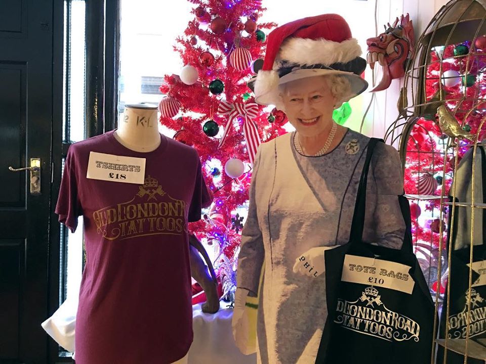 🎀 Present ideas 🎀 
Christmas is faaaast approaching!
Full of oh-no-nos instead of Ho-Ho-Hos? Have no idea what to treat your loved ones to this Christmas? We have the perfect solution for you! Vouchers available in store now! Use for tattoos, piercings, jewellery and merch.