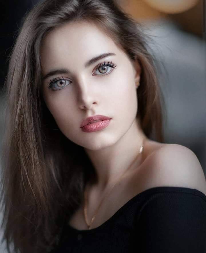 كل العيون قد مرت مرور الكرام ...
         
              إلا عيناكِْ حينما رأيتها أصبحت أردد..

اللهم قلبي ثم قلبي و الذي في#قلبي 💙

√√«»آلـفــہــــد«»√√