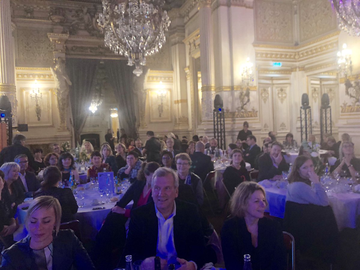 Belle ambiance au Gala des Lumineuses pour le Festival 'Lyon Gagne Avec Ses Femmes'. Un moment convivial pour célébrer la performance au féminin 👩‍🎓👩‍⚕️👩‍🍳👩‍💼👷‍♀️💪 📰➡️bit.ly/2r12vZZ @MS__Obama @NatPradines @lgasf @tonyparker @JeremyCharbo @alsublet @docteurCLOWN