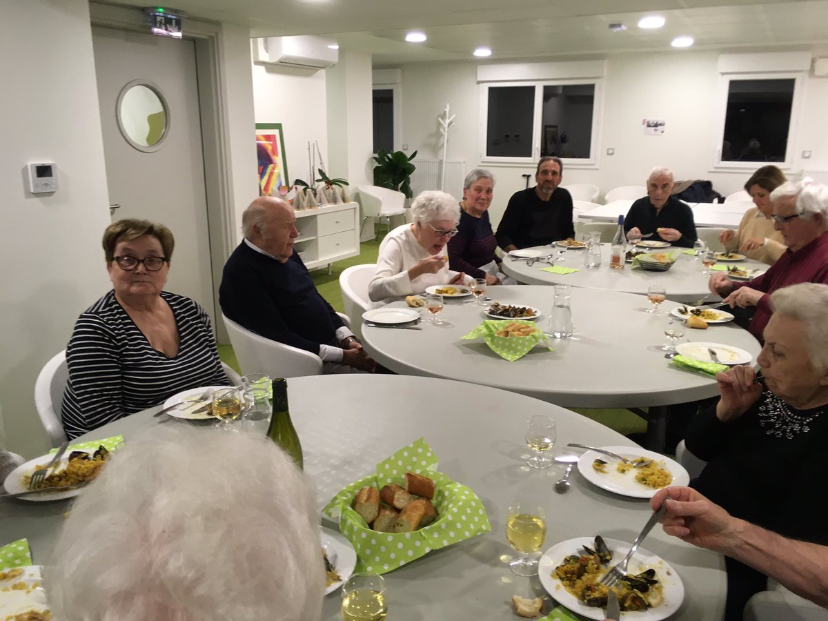 senDijon21's tweet photo. En cours , soirée paella, anecdotes et beaucoup de rire https://t.co/oqQJYgCkId