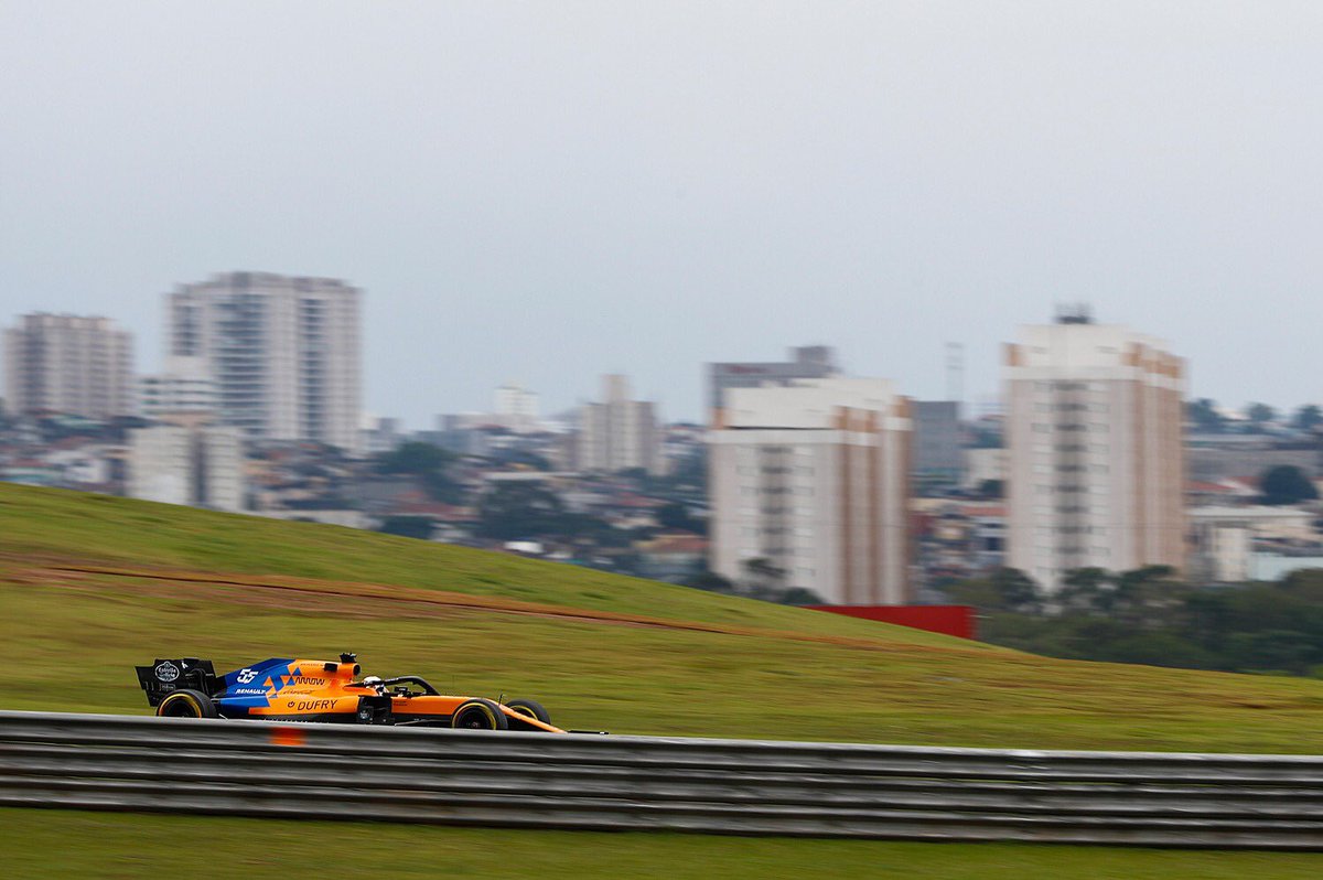 Hemos tenido una tarde complicada. Aún no estamos del todo cómodos, pero trabajaremos para averiguar por qué. Lo bueno es que somos rápidos en lluvia. Vamos a por el sábado! #carlossainz #BrazilGP @McLarenF1 @EG00