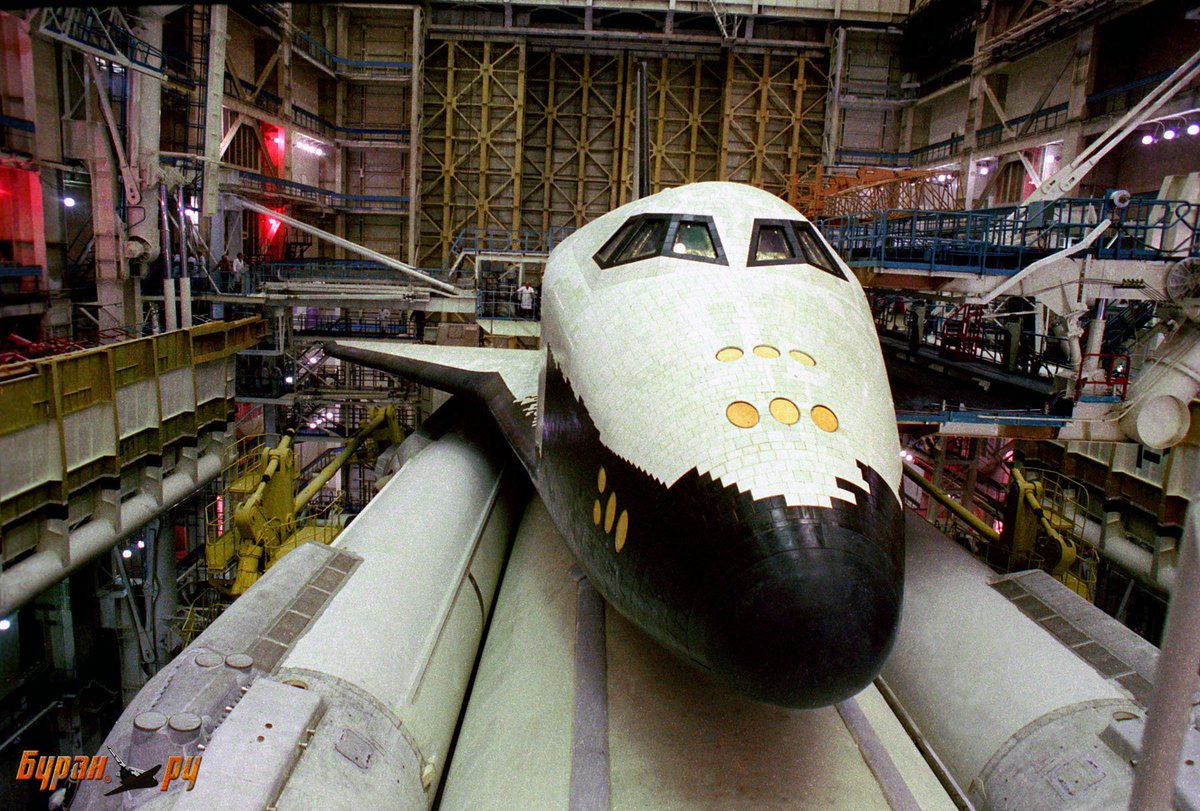 Buran est quasiment entièrement recouverte de tuiles. Elle servent à la protéger, mais en dessous de ces dernières une couche de résine résistante était appliquée, devant lui permettre de résister à la perte de ses tuiles. Columbia, côté américain, n'aura pas cette chance...