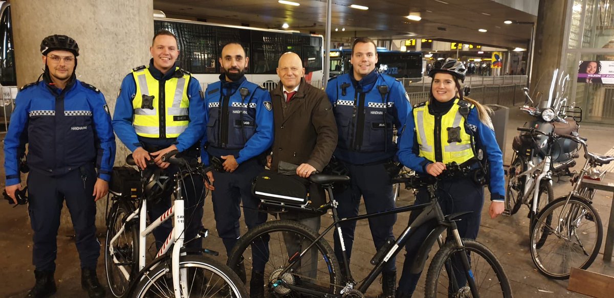 bertwijbenga's tweet photo. Nachtelijk Zuidplein blijft veilig met deze profs van ⁦@Stadsbeheer010⁩ 💪. https://t.co/s1czdKd0VE