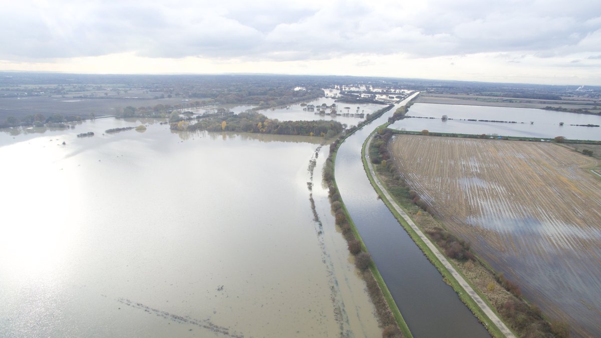 Big #FridayVibes shout out to <a href="/TravelodgeUK/">Travelodge UK</a>.

Also Ibis, Welcome Inn and <a href="/Hellaby_Hall/">HellabyHallHotel</a>.

They have hosted around 100 firefighters from all over the country, who've been dealing with the floods which have hit our county.

Staff brill turning round rooms in record time! 🛌