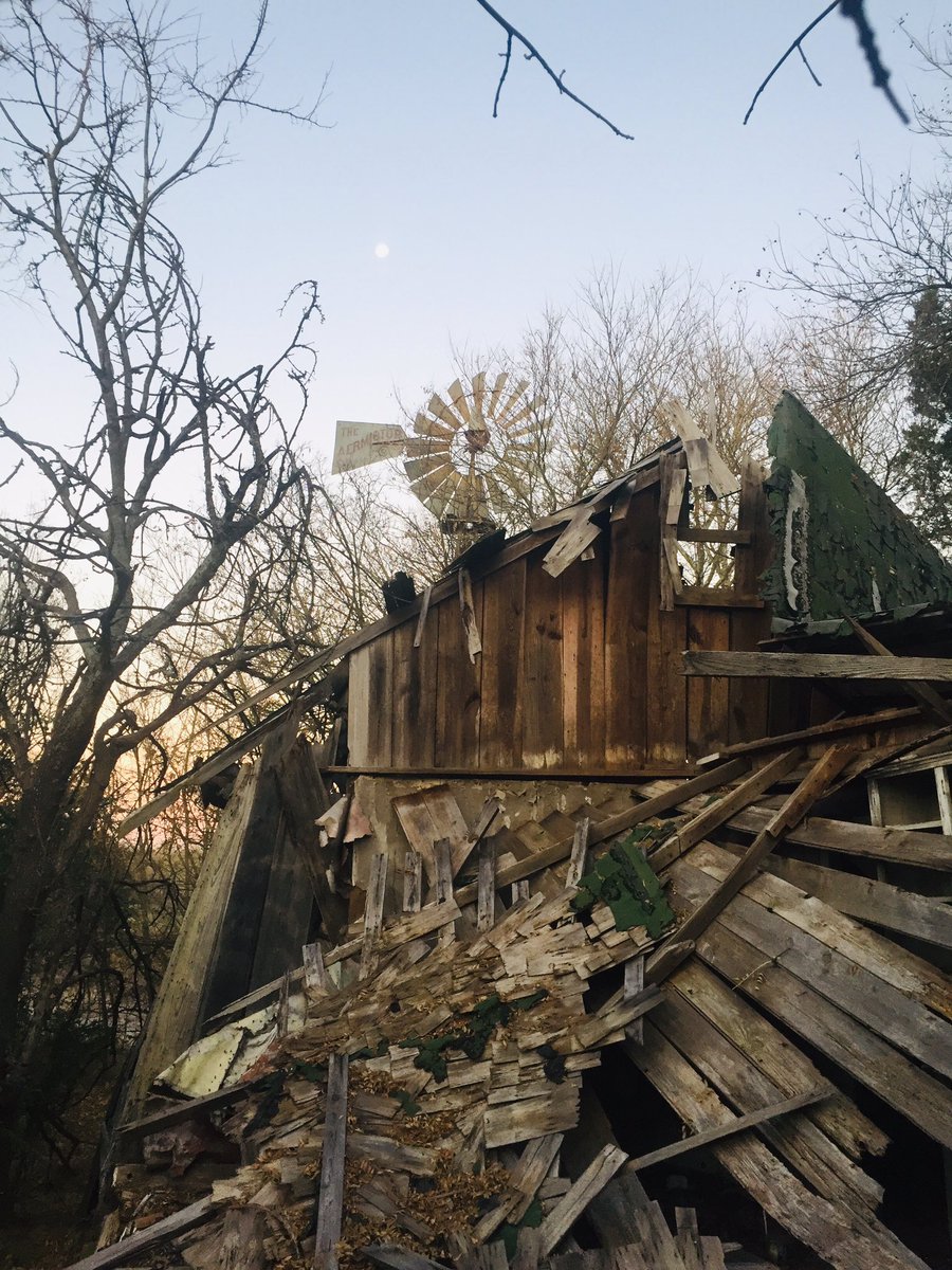 LathumRhett's tweet photo. Ardmore, Oklahoma boasts this beauty! 💨⚙️❤️🇺🇸💪🏻 #Hurd-Bailey Hardware was a metal works shop in early Ardmore. This Aermotor has watched over this property for > 8 decades.
Early sunrise on a cool crisp morn with the moon as a backdrop. @AermotorWindmil #1888 #Noyes&amp;Perry https://t.co/M4Yyudqju1