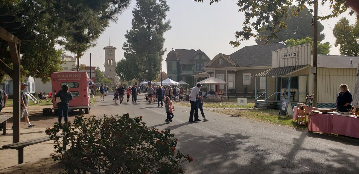 JonusWells's tweet photo. Entrance to the main section of the market at the village flea, people were pouring into the market square #Bakersfield #JourB1 #VillageFlea #Popup #PopupNewsroom https://t.co/Qlv5WmZNT0