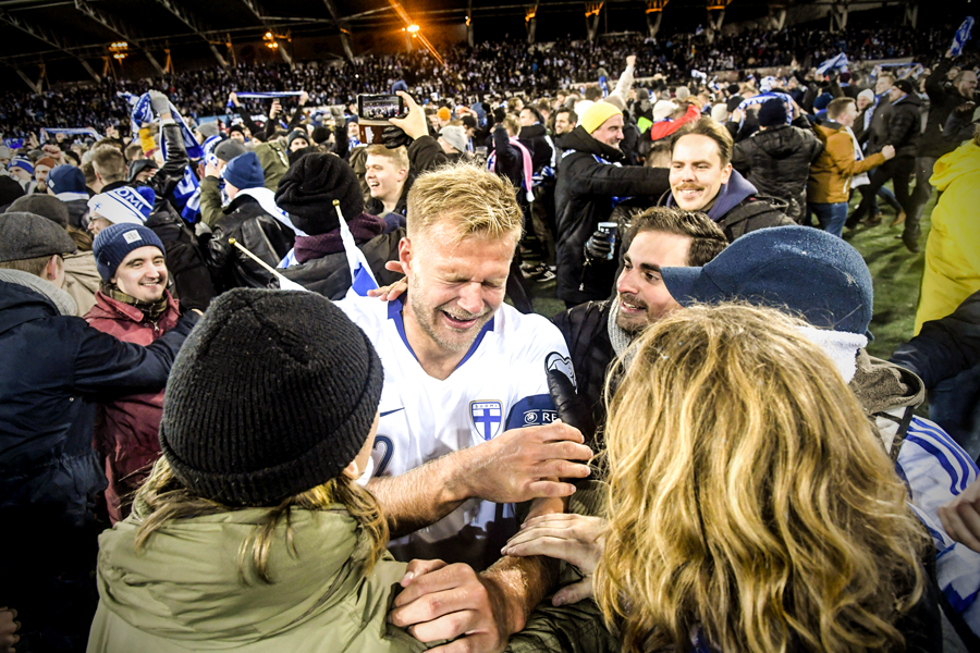 brfootball's tweet photo. Finland celebrate making their first-ever major tournament 🇫🇮 🎆 https://t.co/rx6kQvUbJB