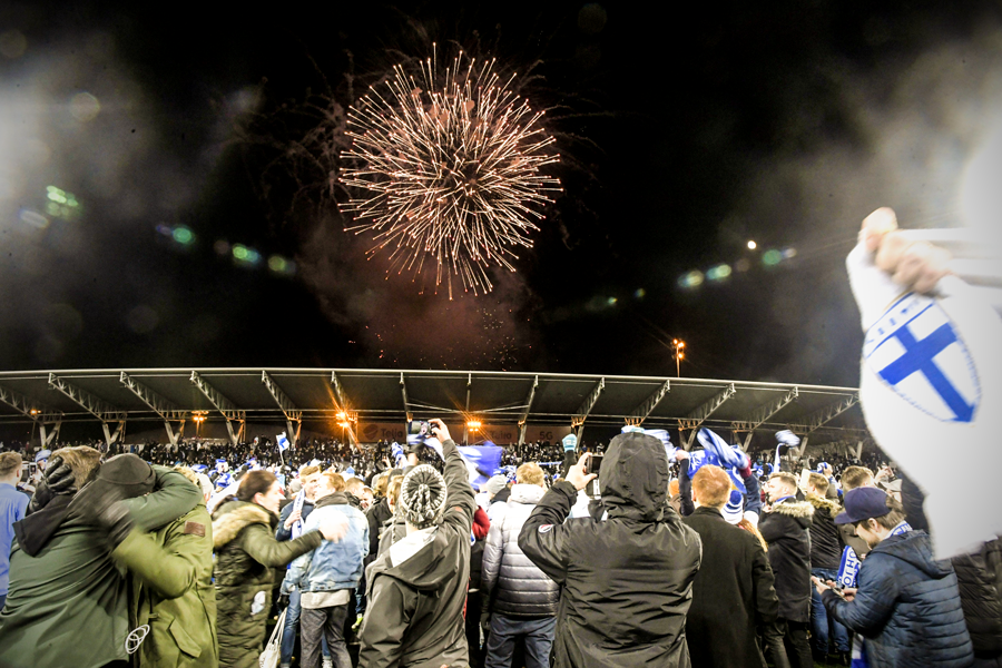 brfootball's tweet photo. Finland celebrate making their first-ever major tournament 🇫🇮 🎆 https://t.co/rx6kQvUbJB