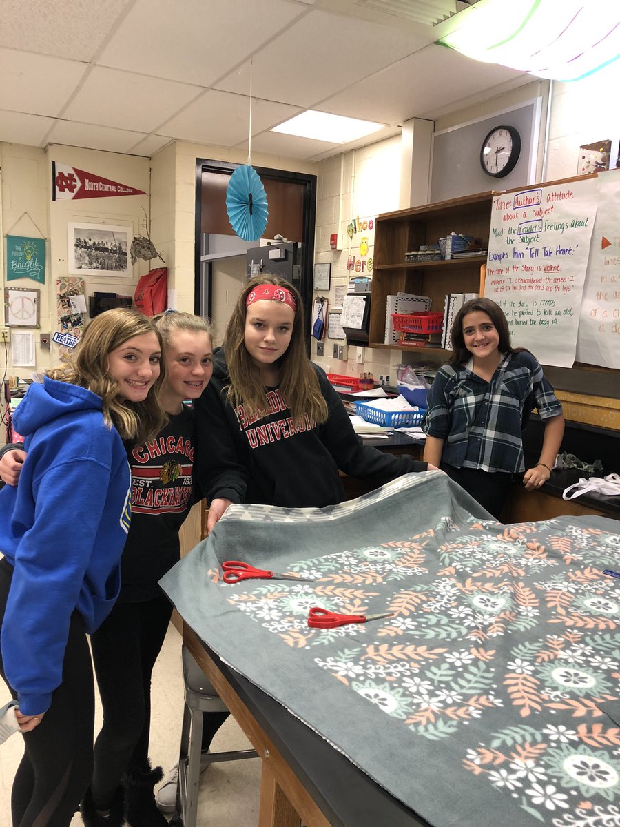 Paying it forward, blankets for cancer patients! These kids are great 💙💛💕 <a href="/CCSD93/">CCSD93</a> @JSPrincipalD93