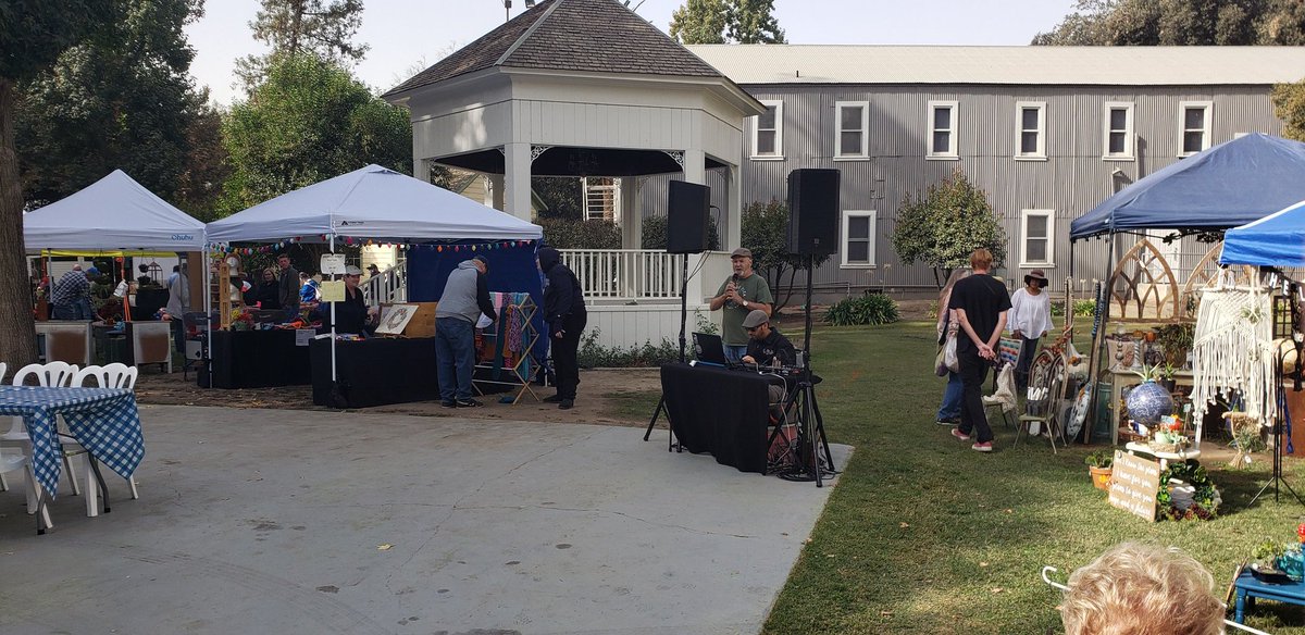 JonusWells's tweet photo. The main sound system for the Village flea's music #Popup #PopupNewsroom #JourB1 #VillageFlea #Bakersfield https://t.co/6j9diGaxuR