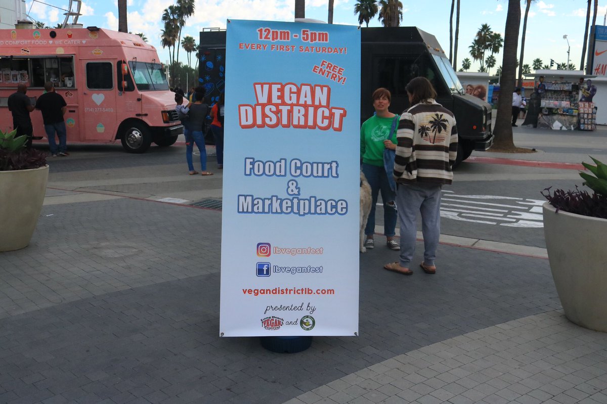 bkbroadcast19's tweet photo. This was actually my third time going this year and like always, it was PACKED. Here’s a little taste of the street scene! #PopUpNewsroom #AVC #COM105 https://t.co/fJIh3zuKRI
