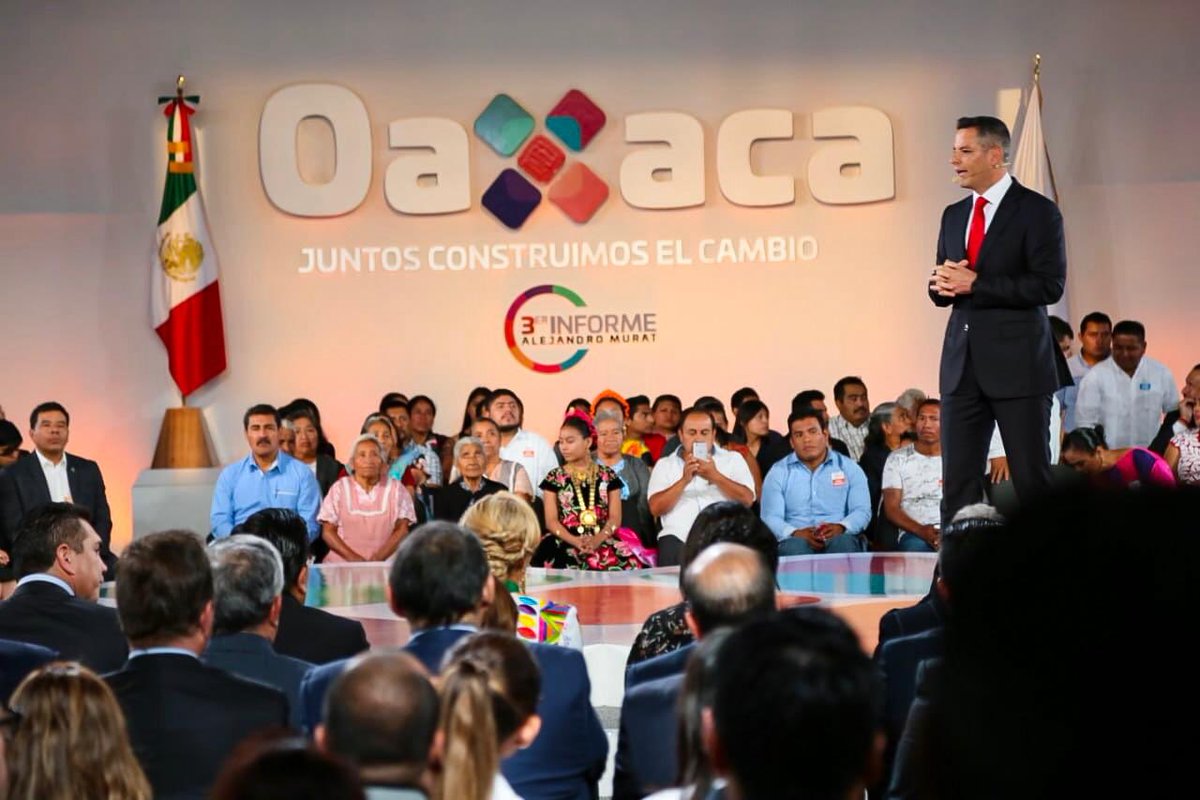 IvetteMurat's tweet photo. Acompaño a mi esposo, el Gdor. @alejandromurat, en su #TercerInformeOaxaca; cuando trabajas con perseverancia, compromiso y amor por las familias, los resultados son evidentes. Es un honor caminar a su lado y hacer equipo, juntos, por Oaxaca. https://t.co/G5mcJXmHV8