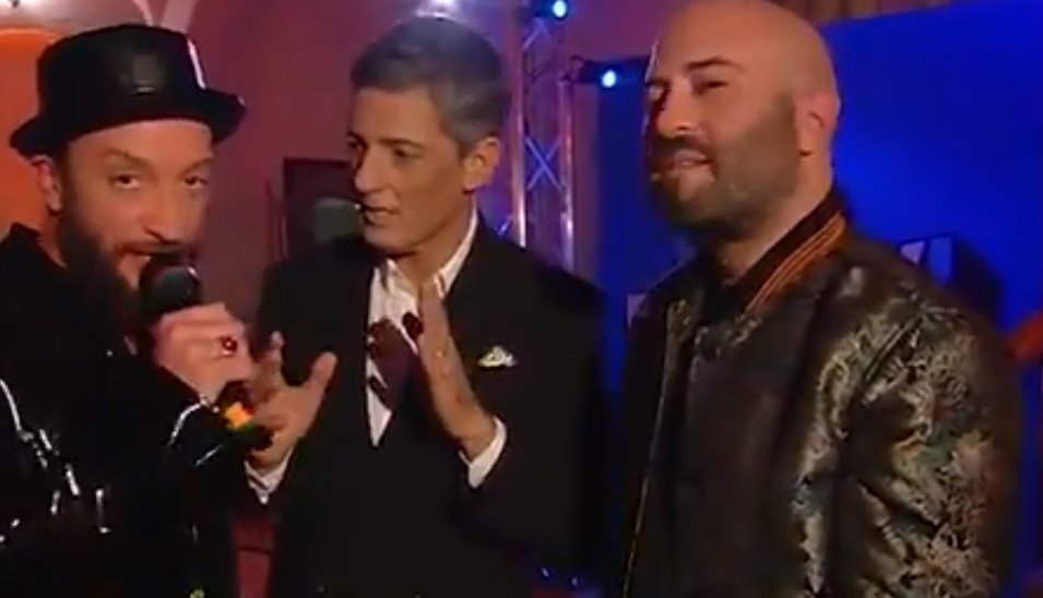tempoweb's tweet photo. Duetti e magia, super @Fiorello a #VivaRaiPlay con @Negramaro e @MetaErmal https://t.co/eBUpCrdXJb @CarmenGuadalaxa @RaiPlay https://t.co/DQJAHebmMG