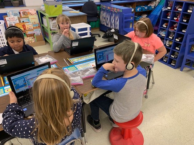 First_Grade_Fun's tweet photo. First graders learning loops!  Thank you to @teachcode #rutlandne #firstgrade #vted #teachcode https://t.co/VMDdsIlrqO